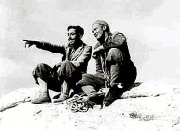 Prijatelja in športnika Miran Cizelj (desno) in Dušan Vodeb med enim njunih številnih alpinističnih podvigov v Julijcih; arhiv Dušana Vodeba 