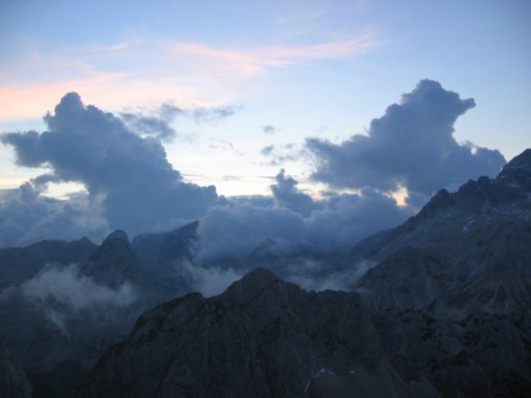 Najbližji je Vernar, levo Mišelj vrh, desno pobočja Triglava in za oblaki Kanjavec