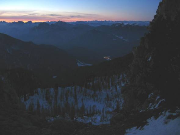  Luči Ukev, po začetkom Karnijskih Alp, ki se raztezajo od Trbiža do Dolomitov 