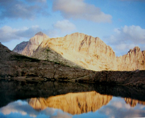 Podoba Triglava, Bovškega Gamsovca in Pihavca v Zgornjem Kriškem jezeru