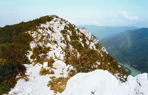 Sleme z vrhom, desno spodaj pa skalovje, na katero se vzpne pot po severni strani Foto: Jože Praprotnik