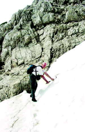 Dr. Jurij Kunaver opozarja na previdnost pri prečenju snežišč; foto Urška Šprogar