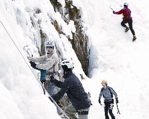 Na slapu Palenk v Logarski dolini so alpinisti tekmovali v hitrostnem plezanju. Foto: Janko Rath