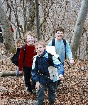 Ti trije pohodniki so v petem razredu osnovne šole in gredo s planinsko skupino skoraj vsak teden na kakšen izlet. Foto: Urška Šprogar