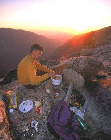 Ščepec domačega ugodja v kuhinji na vrhu El Capitana, kuha Matevć Kunšič.