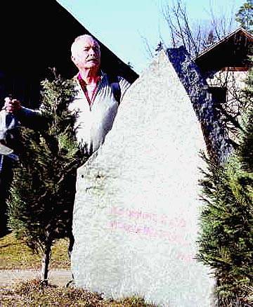Jože Težak ob spomeniku na Žlebniku; foto Urška Šprogar 