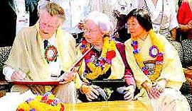 Edmund Hillary z ženo June in Junko Tabei na zlatem jubileju Everesta