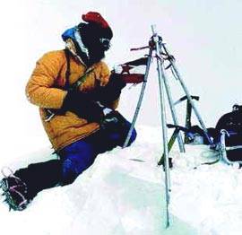 Nejc Zaplotnik na Everestu - minilo je četrt stoletja, odkar sta z Andrejem Štremfljem stopila na vrh.
