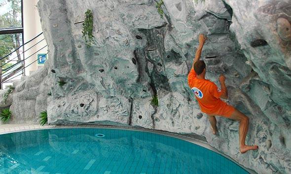 Jaka, športni plezalec, sicer pa eševalec iz vode, je na otvoritvi pokazal kako se pleza na novi steni