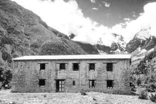 Zgradba gorniške šole v Mananški dolini pod Anapurnami. Foto: Boris Strmšek