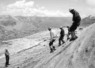 Hoja z derezami je ena od osnov gorništva tudi v Himalaji. Foto: Boris Strmšek