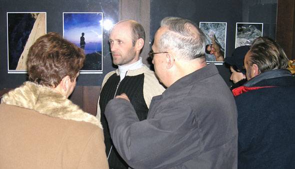 Avtor fotografij, Boris Strmšek, je v sredini, ob eni svojih fotografij