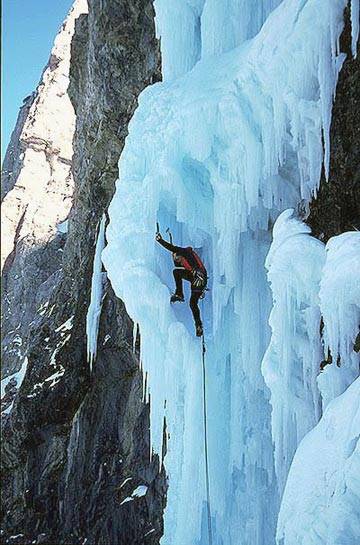Lambada, priljubljena 45 metrov visoka plezalna ledena sveča pod Prisankom; plezalec Aljaž Anderle