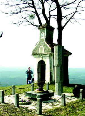 Poljčanski planinci na vrhu pri cerkvi Marije Ložne; foto Urška Šprogar