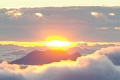 Mala: oblaki so se razmaknili za zadnji pozdrav soncu. Velika: nekaj minut pred sončnim zahodom na vrhu Triglava.