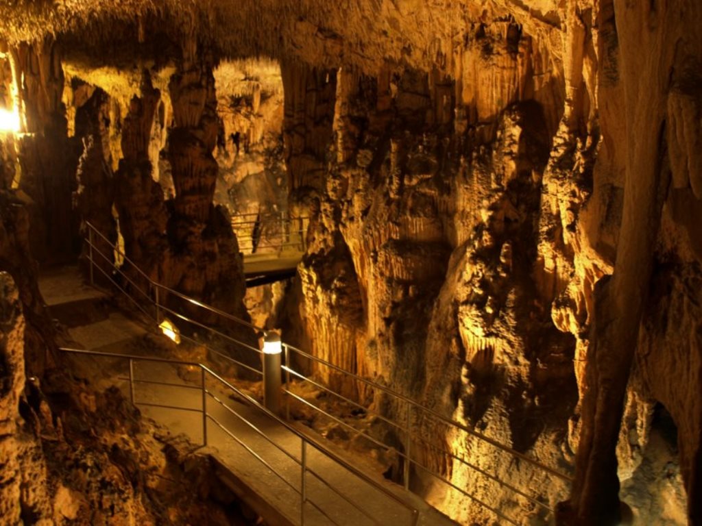 Podzemne galerije so prepolne številnih stalaktitov, stalagmitov in kalcitnih stebrov razmeroma male jame v nedrjih otoka Krka