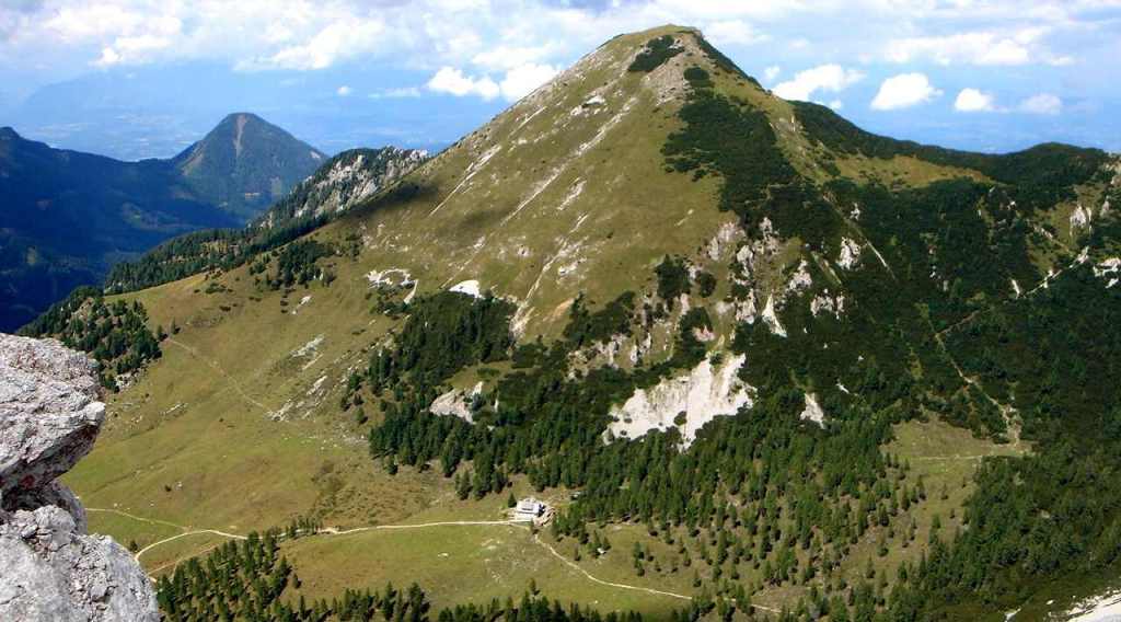 Ovčji vrh (2024 m, Kozjak, Kosiak - Geißberg) je visoka gora na Koroškem in severno ob mejnem grebenu pogorja Karavanke, (foto arhiv: Manfred Karl / Wander Tour / Über die Klagenfurter Hütte auf den Geißberg / ) ...