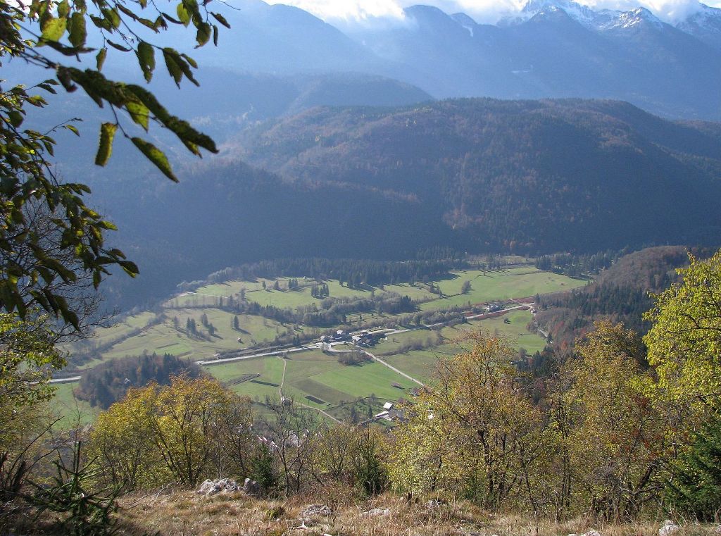 Staro pot na Gorjuše, preko gozdnega vrha Snovbrd-a včasih močno vez prebivalcev Gorjuš in Koprivnika z dolino, pozna malo domačinov, redko je obiskana ...